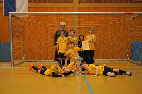 Die E-Jugend des ASC Neuenheim mit dem Siegerpokal und TSV Ehrenmitglied Peter Staubitz (hinten li.)