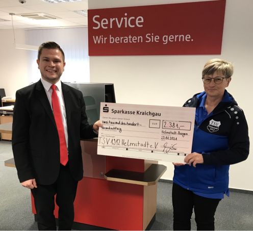 Der TSV 1912 Helmstadt sammelte bei der Weltspartagaktion der Sparkasse Kraichgau 2.381 Euro an Spenden, die Kassiererin Iris Steinbeck (rechts) jetzt von Filialleiter Thomas Barutzki entgegennahm. Foto: Sparkasse Kraichgau