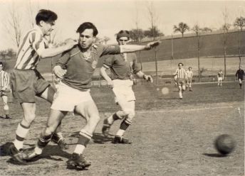 Karlheinz Reichard (l.) 1953 gegen die TSG Hoffenheim